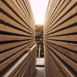Holzlager mit gut durchgetrocknetem Holz als Rohstoff der MBE-Häuser von DigiCon.house